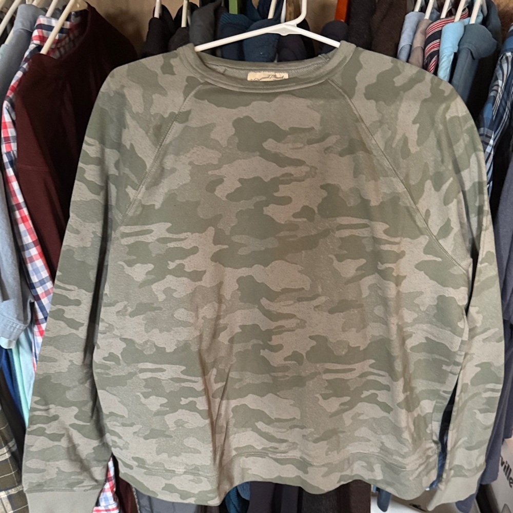 Like New Universal Thread Women's Green Camouflage Sweatshirt XL